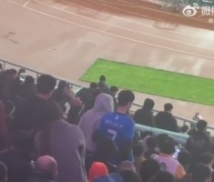 半场0-4！武汉三镇丢第4个球后，已经有球迷陆续离场