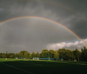 雨后天晴！切尔西官方晒图：科巴姆基地上空出现彩虹
