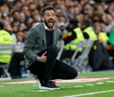 瓦伦主帅：要想客场击败皇马，我们就不能被伯纳乌的气氛吓倒