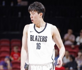 场均10分4.5板4助2帽4失误️评价一下杨瀚森两场比赛的表现？